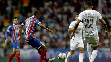 O Gr&ecirc;mio de novo frustrou o Bahia no fim, agora com o valioso empate pela Copa do Brasil