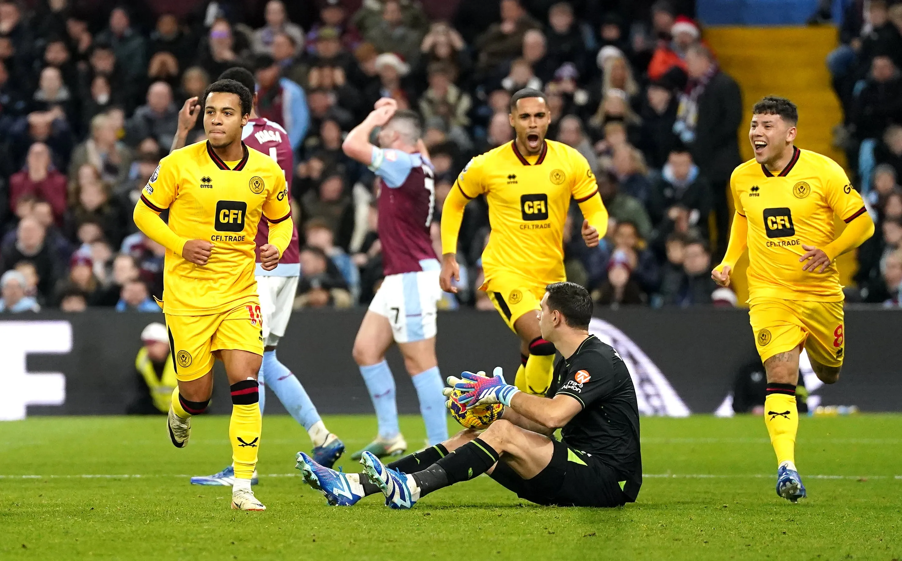 Sheffield parou o &ocirc;nibus e quase atropelou o Aston Villa, que saiu triste e feliz com empate