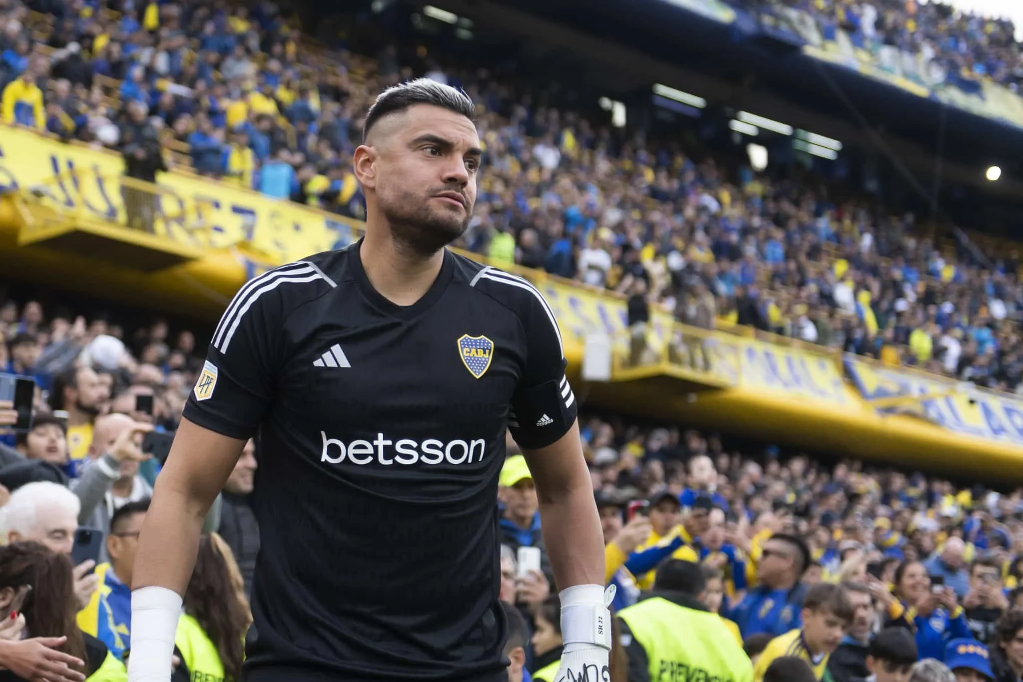 Algoz do Palmeiras &eacute; punido pelo Boca Juniors por discutir com torcedores em cl&aacute;ssico