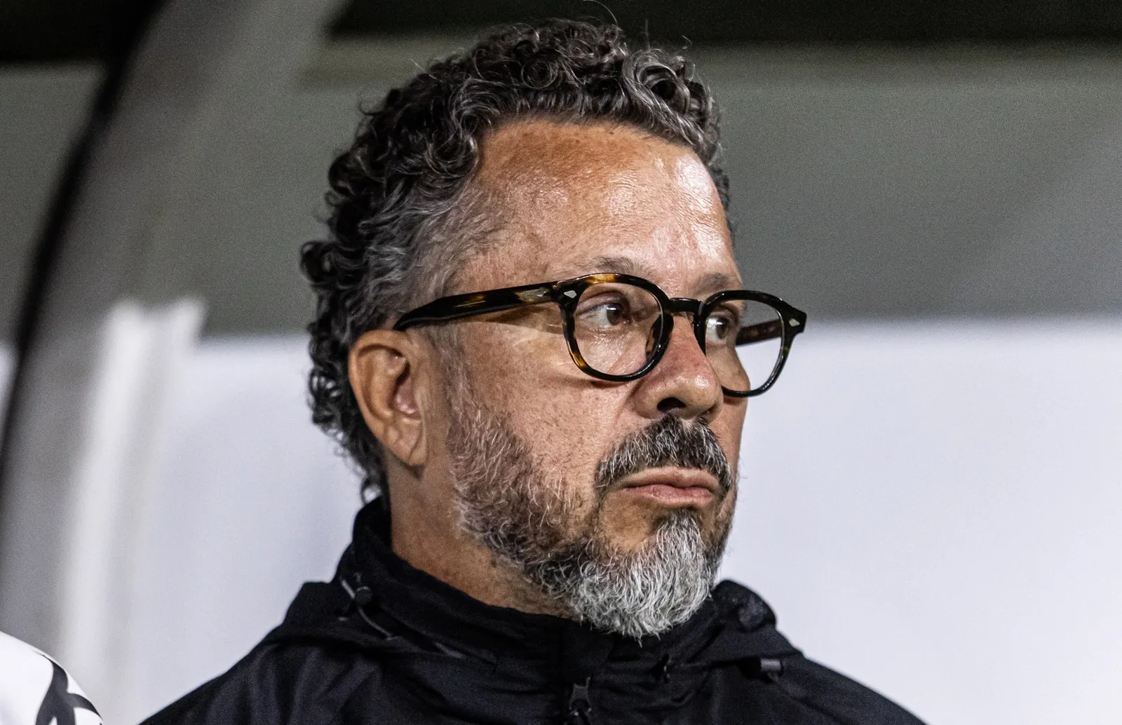 Com escolhas equivocadas, Cl&eacute;ber Xavier se autopressiona no comando do Santos