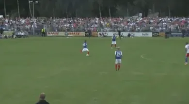 Pobre Hamburgo: Esse cara arriscou o chute da intermedi&aacute;ria do campo de defesa e fez o gol