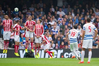 Vale a pena ver esse gola&ccedil;o de falta de Kranjcar, do QPR, contra o Stoke