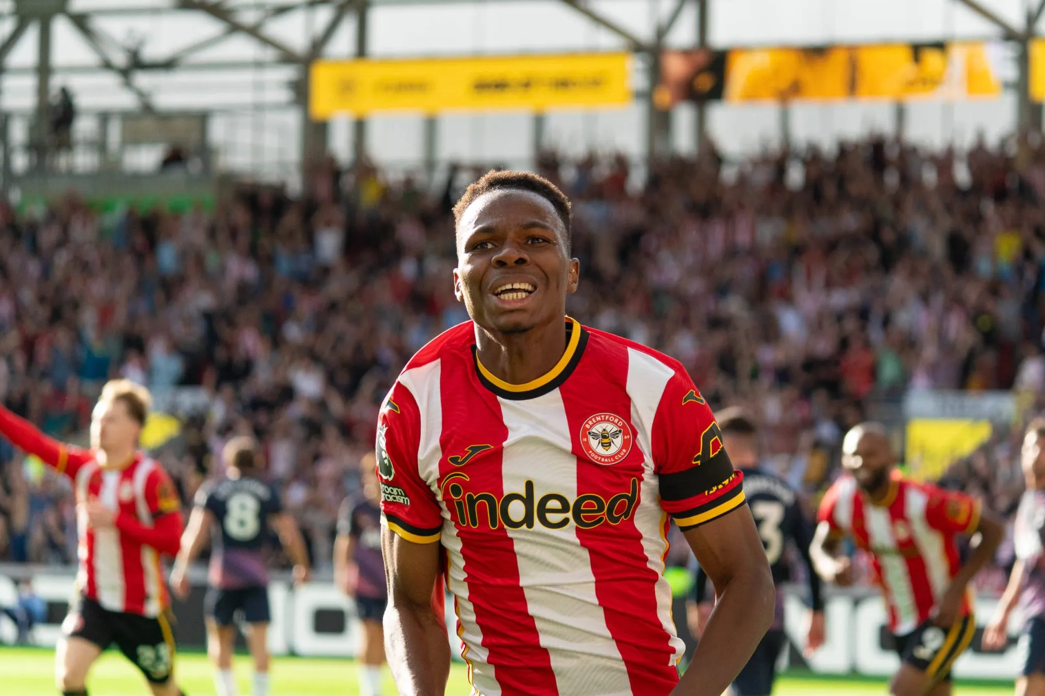 Mamadou Sangar&eacute; comemora gol do Brentford