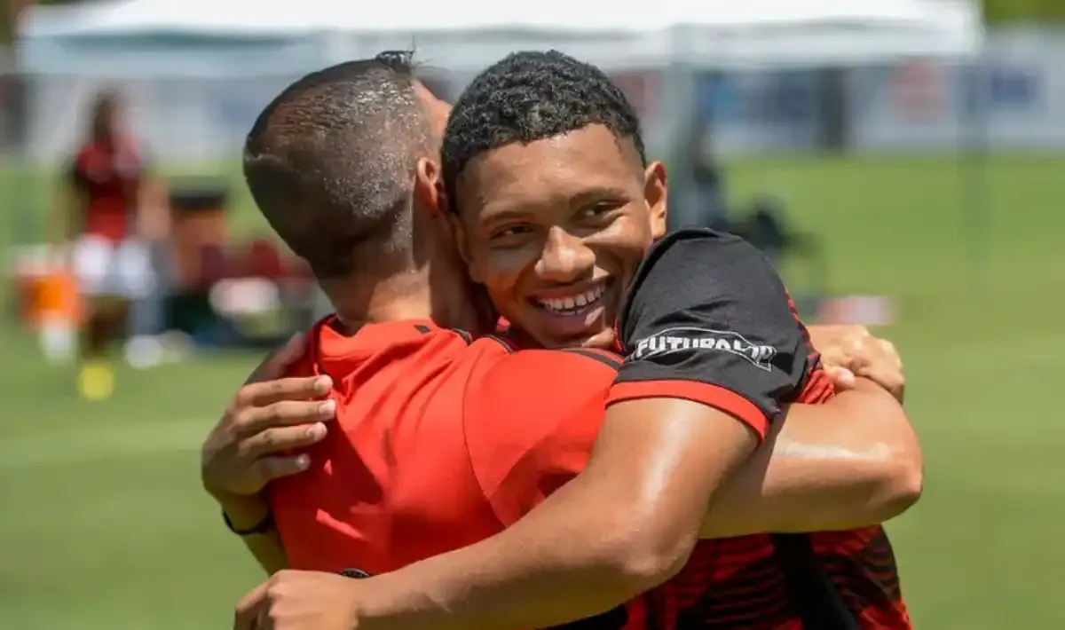 Daniel Sales celebra gol pelo Flamengo 