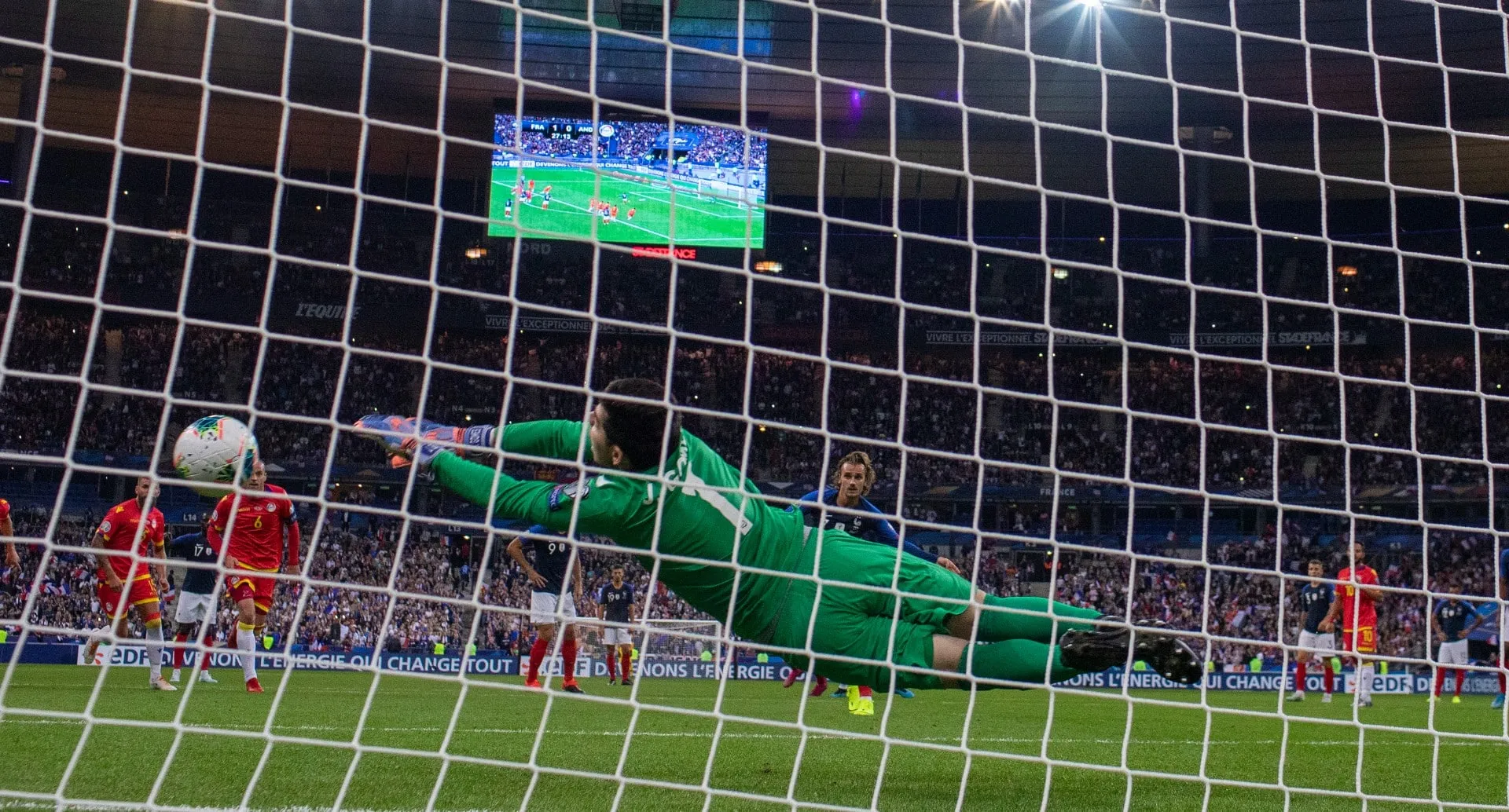 Numa vit&oacute;ria protocolar da Fran&ccedil;a, o goleiro de Andorra teve o gosto de pegar um p&ecirc;nalti de Griezmann