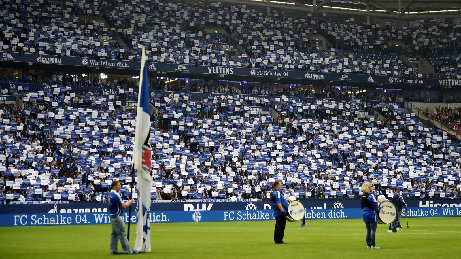 [V&iacute;deo] O Schalke pintou as arquibancadas de azul e branco para apoiar os refugiados