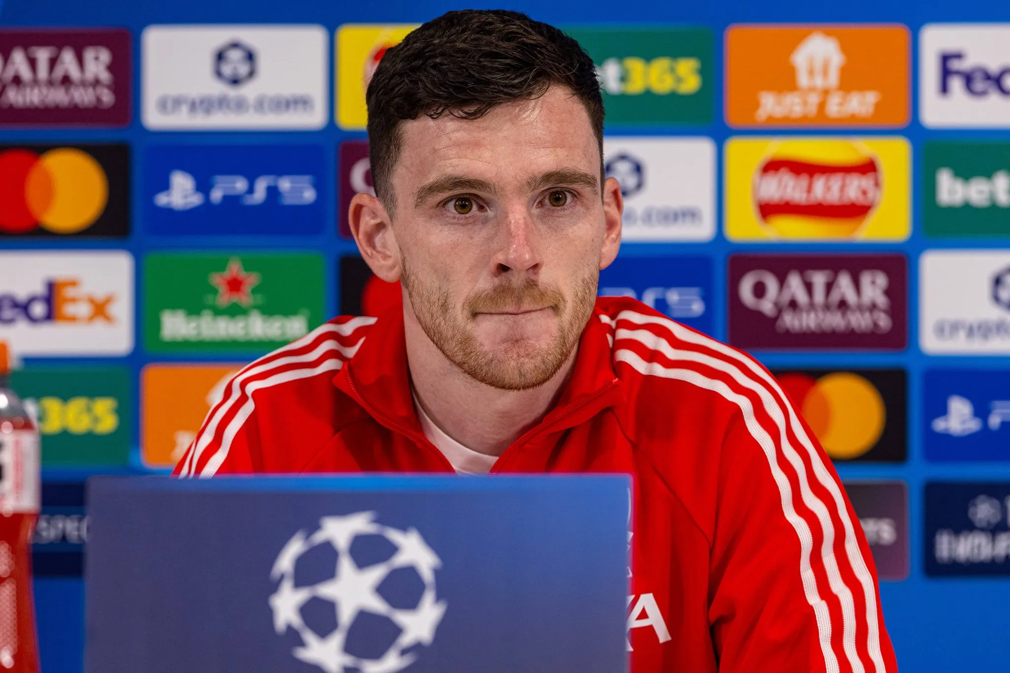 Robertson em coletiva do Liverpool