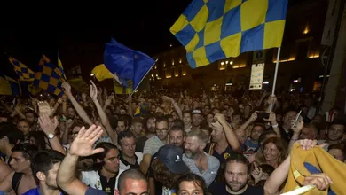 Uma multid&atilde;o giallobl&ugrave; tomou as ruas de Parma e varou a madrugada para celebrar o acesso