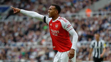 Arsenal supera pol&ecirc;mica e &lsquo;muralha&rsquo; do Newcastle para colar no Liverpool na tabela