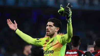 Ap&oacute;s &lsquo;atua&ccedil;&atilde;o soberba&rsquo; pelo Flamengo, Rossi ganha apoio de Filipe Luis por sonho antigo