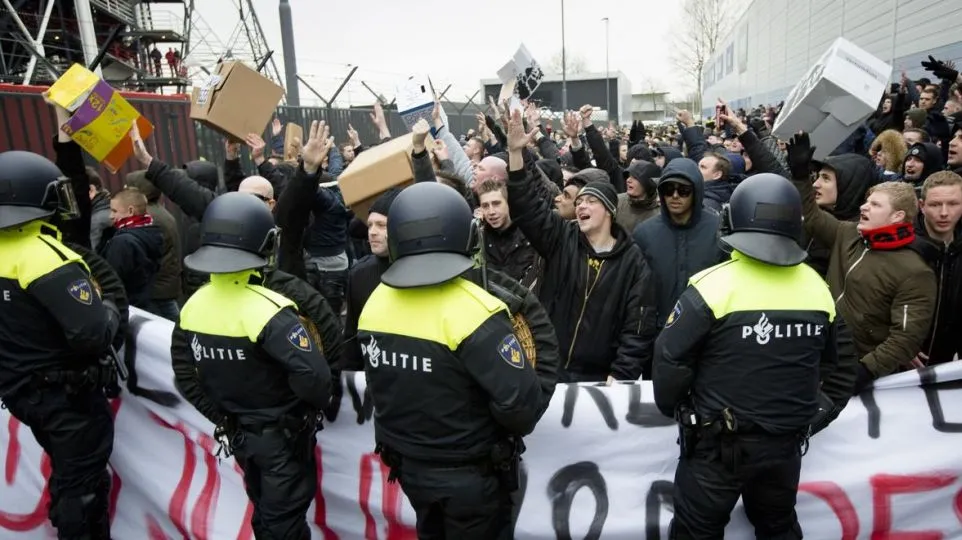 Repress&atilde;o da pol&iacute;cia em protesto pac&iacute;fico de torcedores? Tamb&eacute;m aconteceu na Holanda