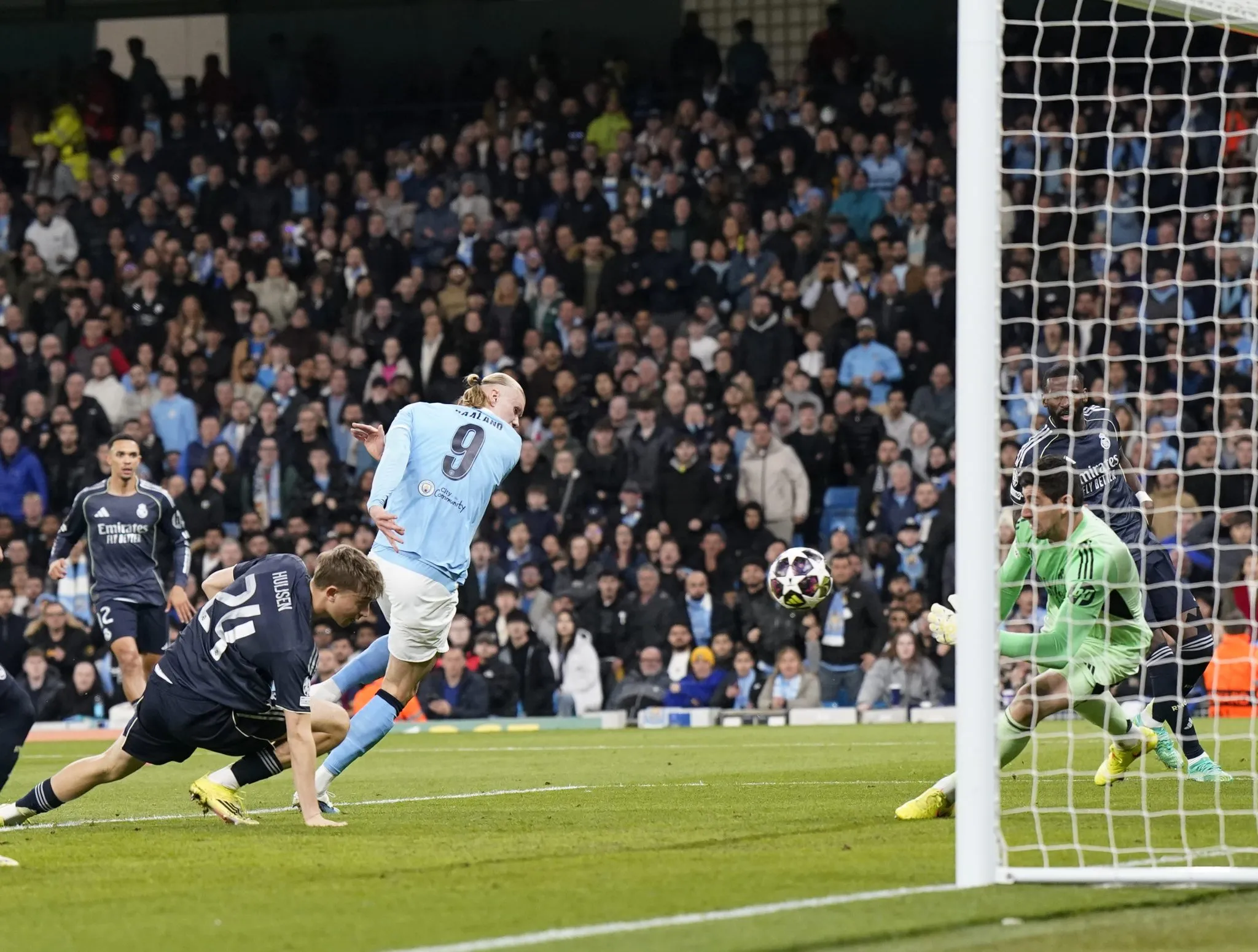 Courtois defende grande chance de Haaland