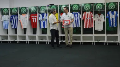 Gesto de amizade: Chapecoense ganha camisas autografadas dos 20 clubes do Espanhol