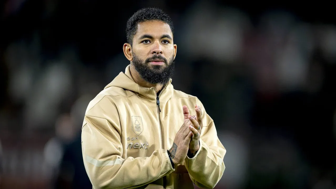 Douglas Luiz em ação pela Juventus, camisa 12, durante partida oficial