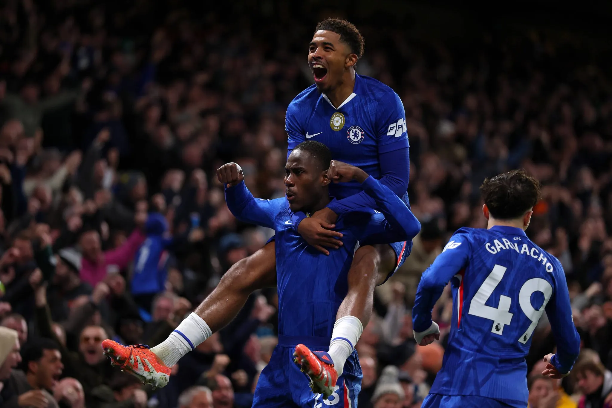 Mesmo com 10, Chelsea bate de frente com l&iacute;der Arsenal e tem segredo para brigar pelo t&iacute;tulo