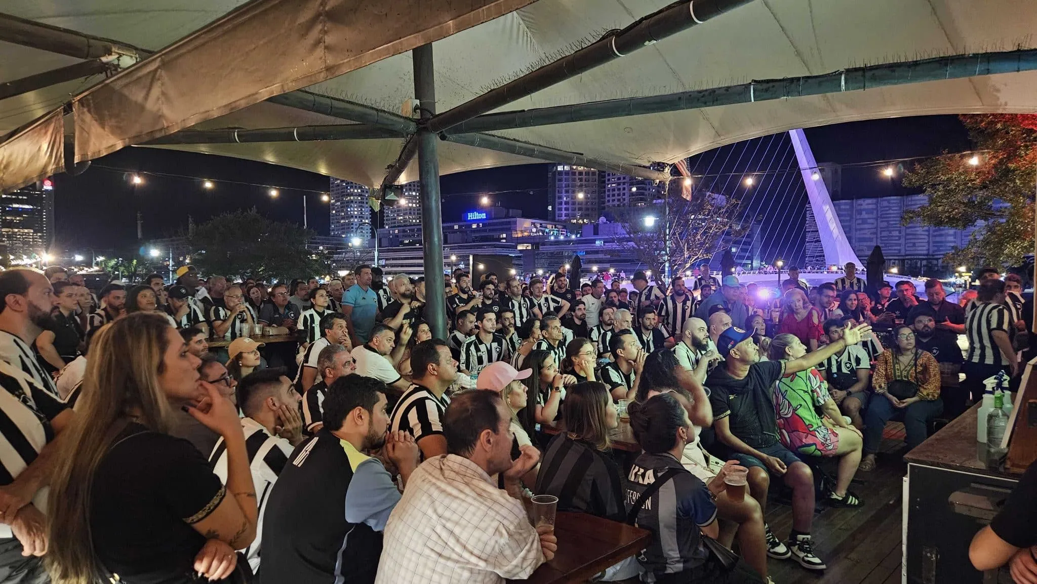 Da tens&atilde;o &agrave; euforia, torcida do Botafogo transforma Buenos Aires no Nilton Santos