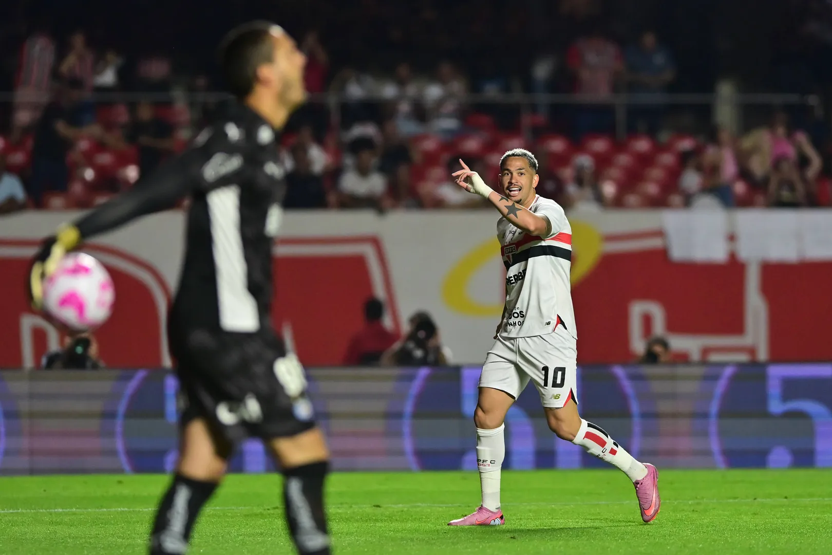 Luciano vibra com gol que abriu o placar no MorumBIS