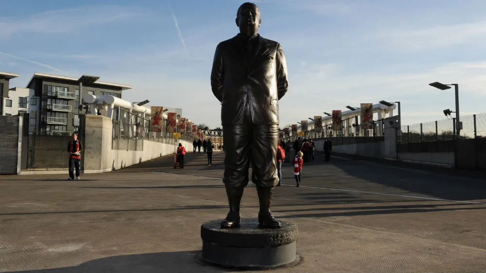 A est&aacute;tua em homenagem a Chapman, no Emirates Stadium (Foto: Getty Images)