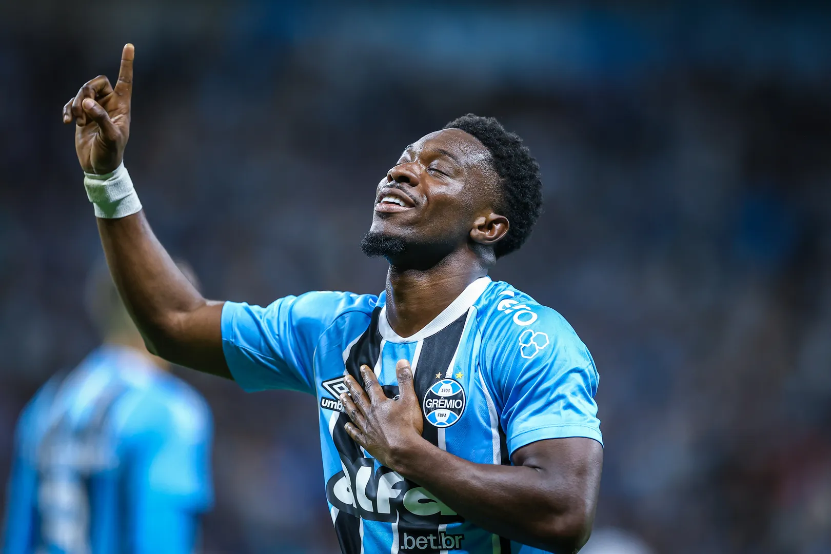 Amuzu comemora gol do Gr&ecirc;mio