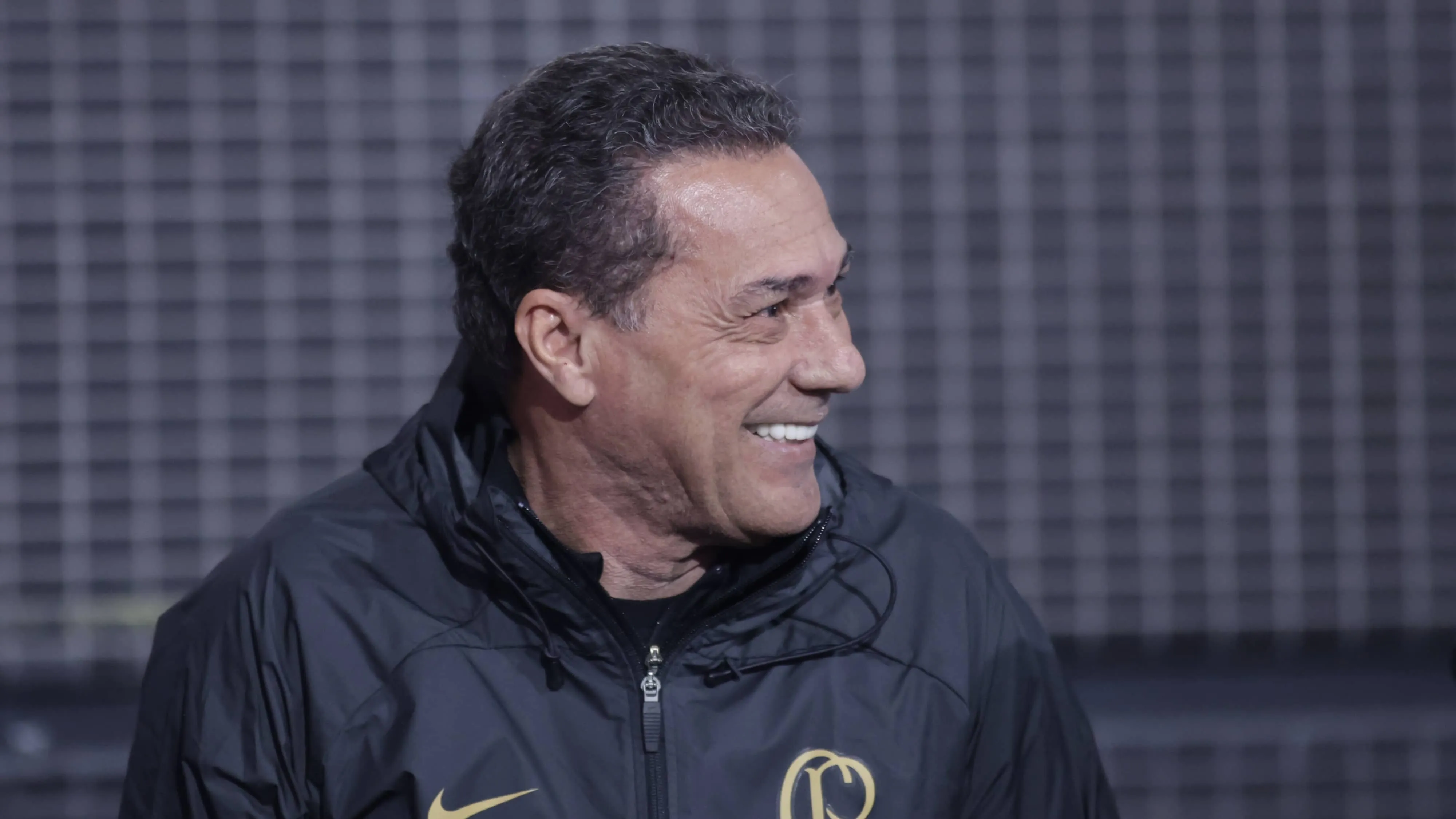 Corinthians avan&ccedil;a na Sul-Americana, mas falas de Luxemburgo ligam sinal de alerta