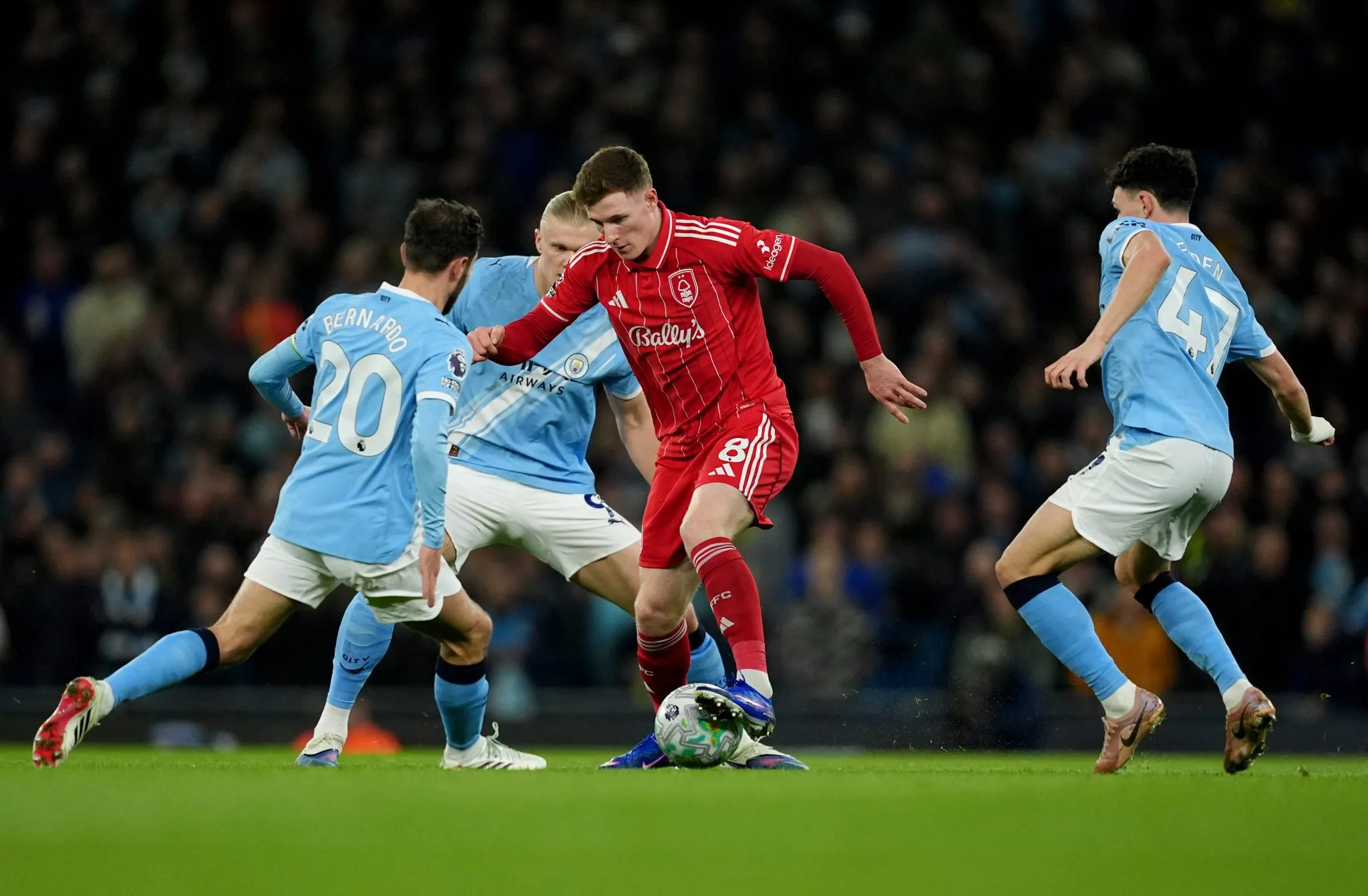 Elliot Anderson em a&ccedil;&atilde;o contra o Manchester City