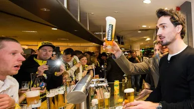 Para limpar um pouco da barra, jogadores serviram chopes &agrave; torcida  do Dortmund