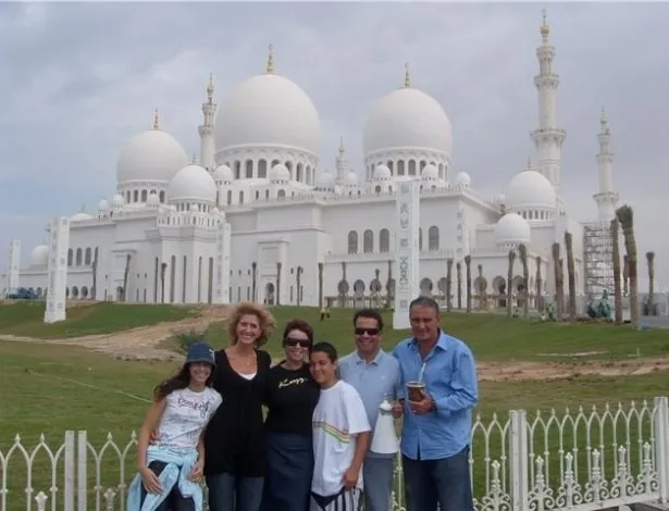 tite-e-o-auxiliar-cleber-xavier-com-as-familias-durante-passagem-pelo-al-ain-nos-emirados-arabes-1463085984398_615x470