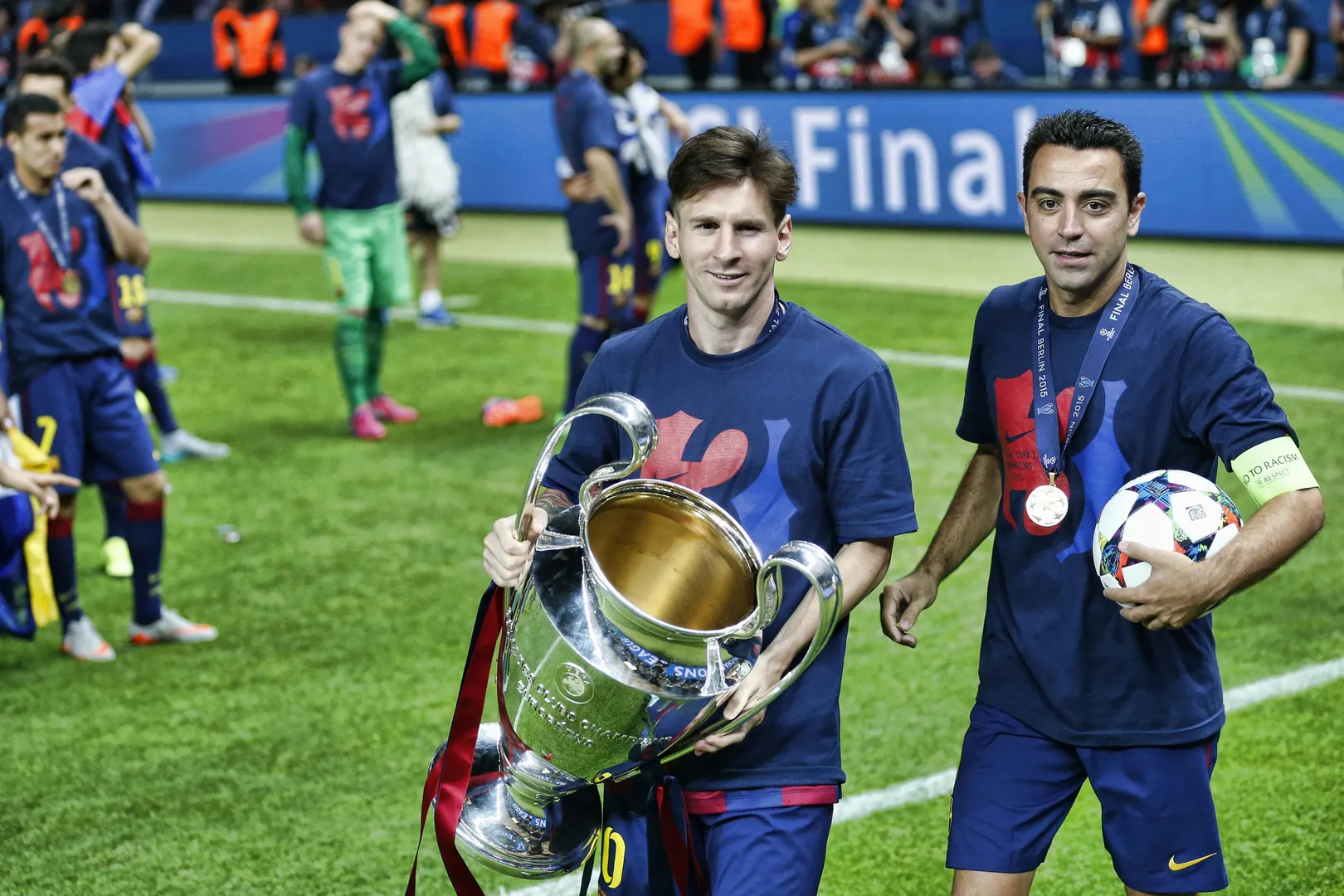 Messi e Xavi com a ta&ccedil;a da Champions League de 2015