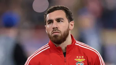 Pupilo de Slot e alvo do Liverpool decide classifica&ccedil;&atilde;o do Benfica em jogo insano