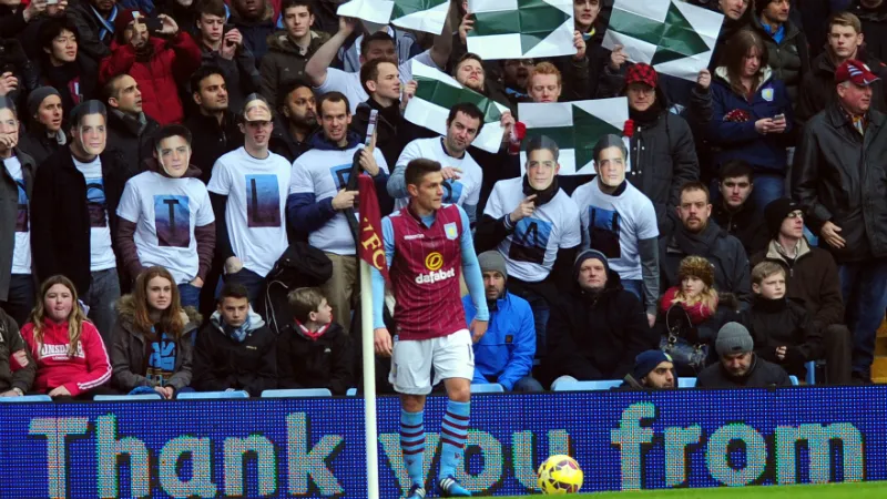Seca de gols do Aston Villa j&aacute; durava 11 horas, ent&atilde;o a torcida resolveu dar uma ajudinha