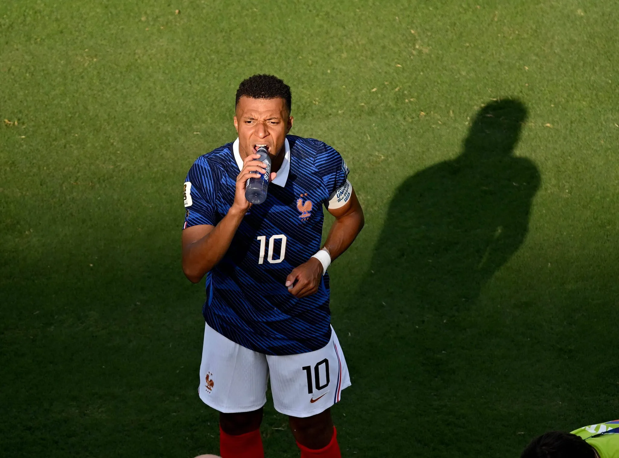 Mbapp&eacute; durante pausa para hidrata&ccedil;&atilde;o