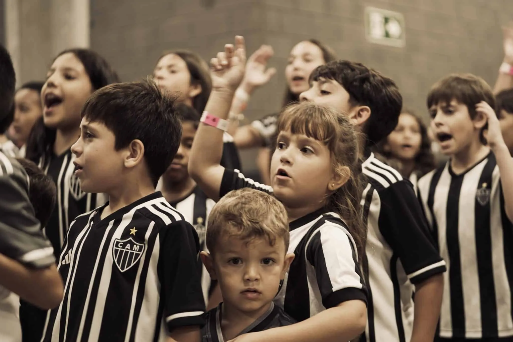 A torcedora mirim do Atl&eacute;tico-MG que chorou por entrar com o advers&aacute;rio e ganhou um dia dos sonhos na Arena MRV