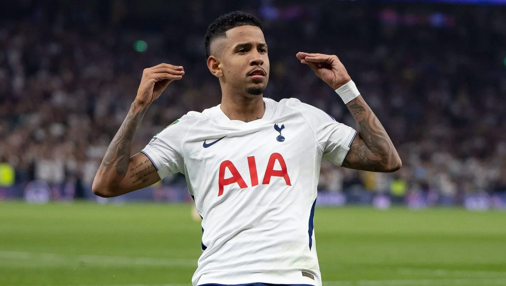 S&aacute;vio marca em estreia, refor&ccedil;os caseiros brilham e Tottenham avan&ccedil;a de fase na Copa da Liga