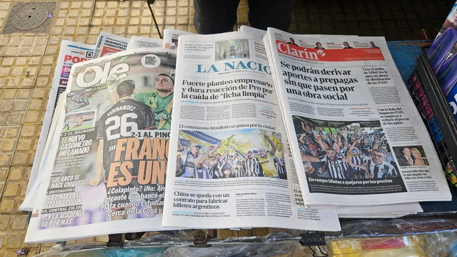 River, San Lorenzo e at&eacute; F&oacute;rmula 1 ofuscam final da Libertadores na imprensa argentina