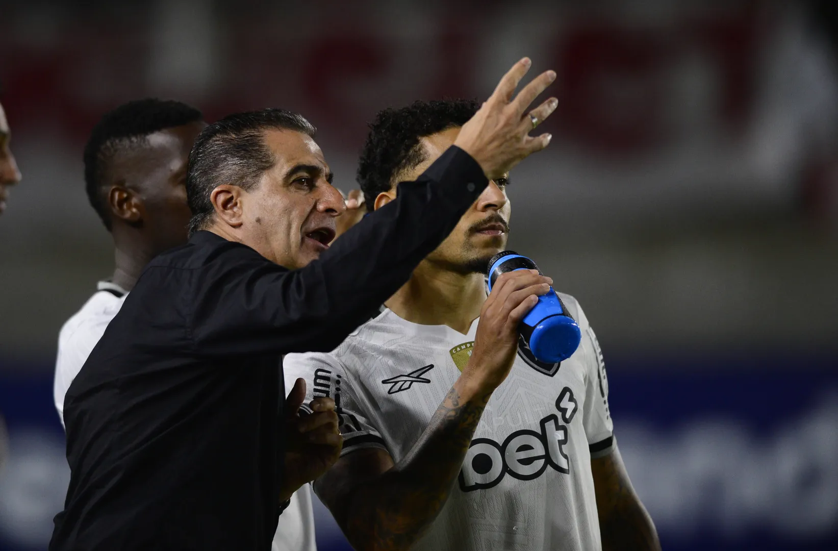 Renato Paiva tem apenas duas vit&oacute;rias em oito jogos pelo Botafogo (Foto: Imago)