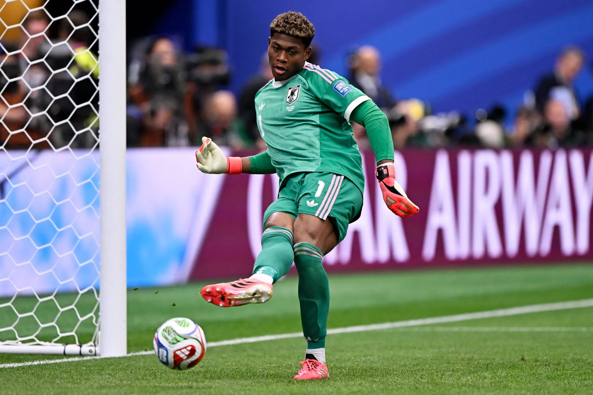 Zion Suzuki em atua&ccedil;&atilde;o pela sele&ccedil;&atilde;o japonesa (Foto: IMAGO / BSR Agency)