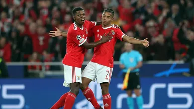 David Neres fez a alegria de um garotinho que at&eacute; se ajoelhou aos seus p&eacute;s para pedir sua camisa