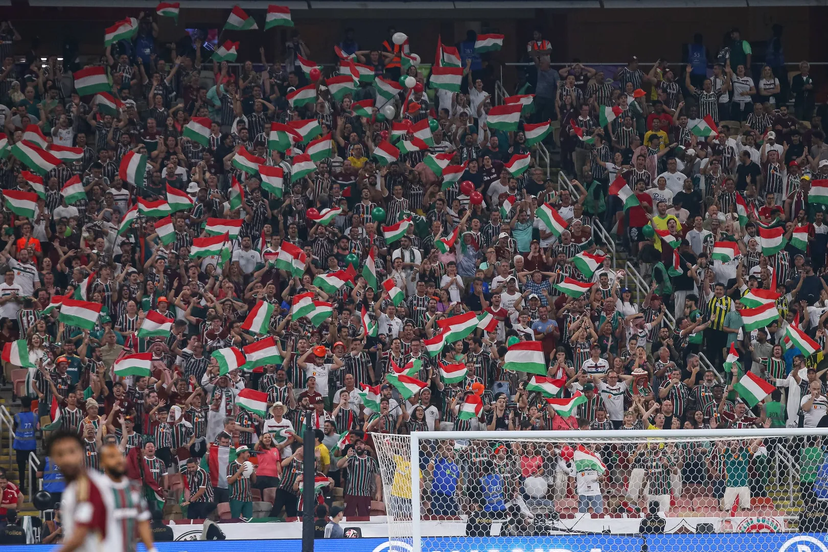 Em menor n&uacute;mero em Jeddah, por motivos mais do que &oacute;bvios, torcida do Fluminense calou a do Al Ahly no Mundial de Clubes - FOTO: MARCELO GON&Ccedil;ALVES / FLUMINENSE F.C.
