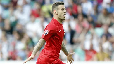 Primeiros gols de Wilshere pela Inglaterra foram duas pinturas quase id&ecirc;nticas