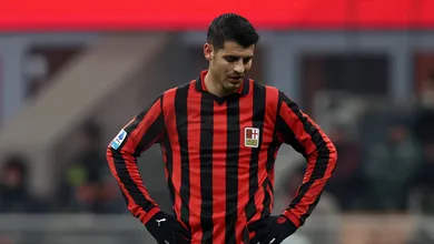 Milan vive &lsquo;pior anivers&aacute;rio da hist&oacute;ria&rsquo; com protestos, Ibra vaiado e Maldini esquecido
