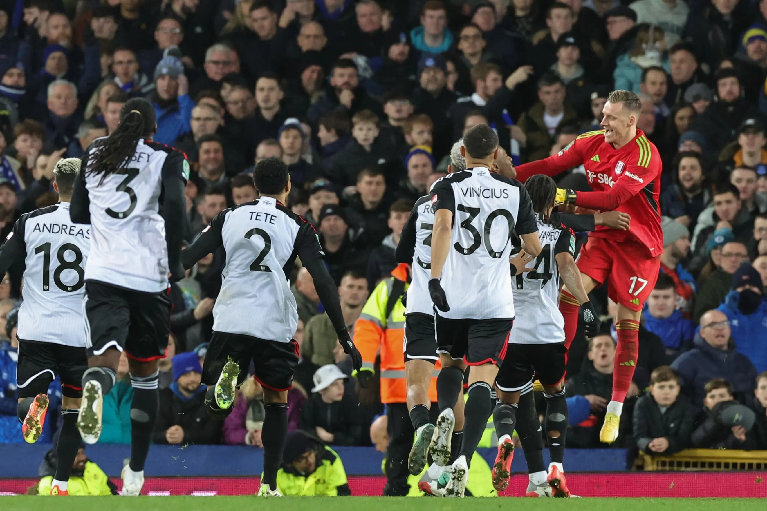 Fulham derruba Everton e vai &agrave; semi da Copa da Liga nos p&ecirc;naltis, com cobran&ccedil;a inexplic&aacute;vel de Onana