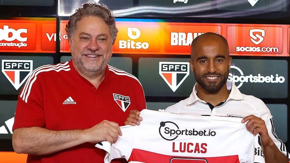 Lucas Moura veste a 7 e d&aacute; &lsquo;abra&ccedil;o&rsquo; em torcida que o trouxe de volta&nbsp;ao&nbsp;S&atilde;o&nbsp;Paulo