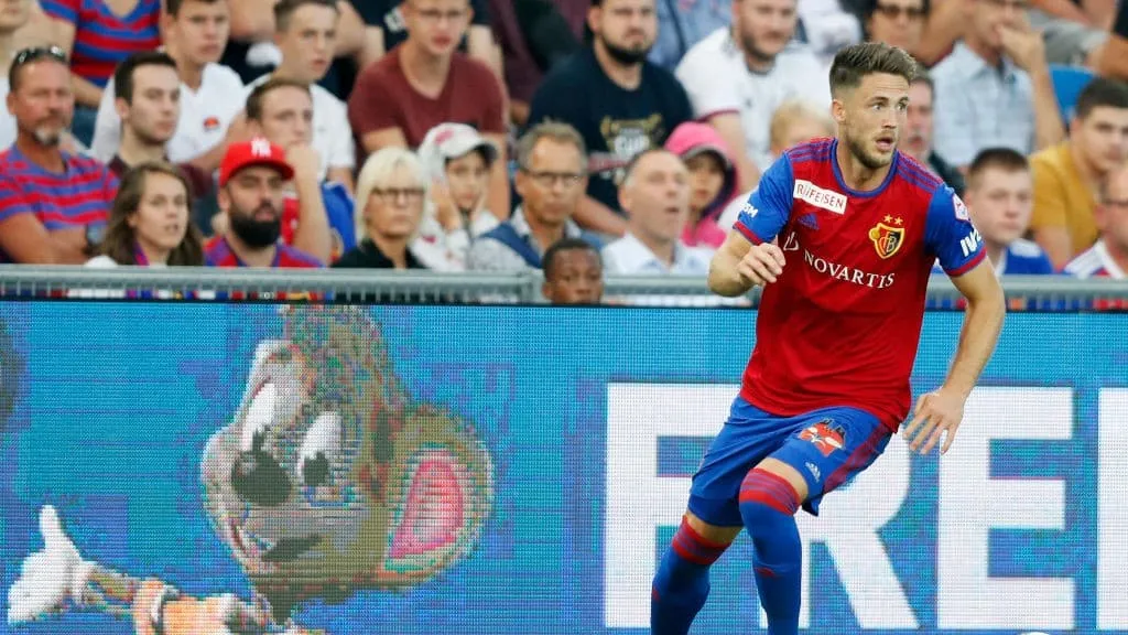 Pancada na cabe&ccedil;a na Champions ajudou atacante do Basel a descobrir um aneurisma cerebral