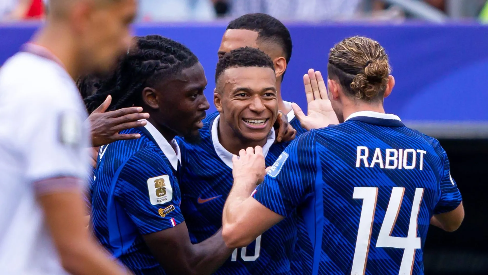 Com Mbapp&eacute; hist&oacute;rico, Fran&ccedil;a esbanja fartura em passeio com marcha vari&aacute;vel na Copa
