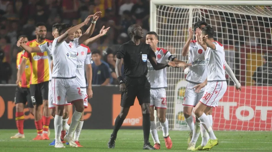 Em meio ao esc&acirc;ndalo da Champions Africana, monitor do VAR teria sido danificado por um policial