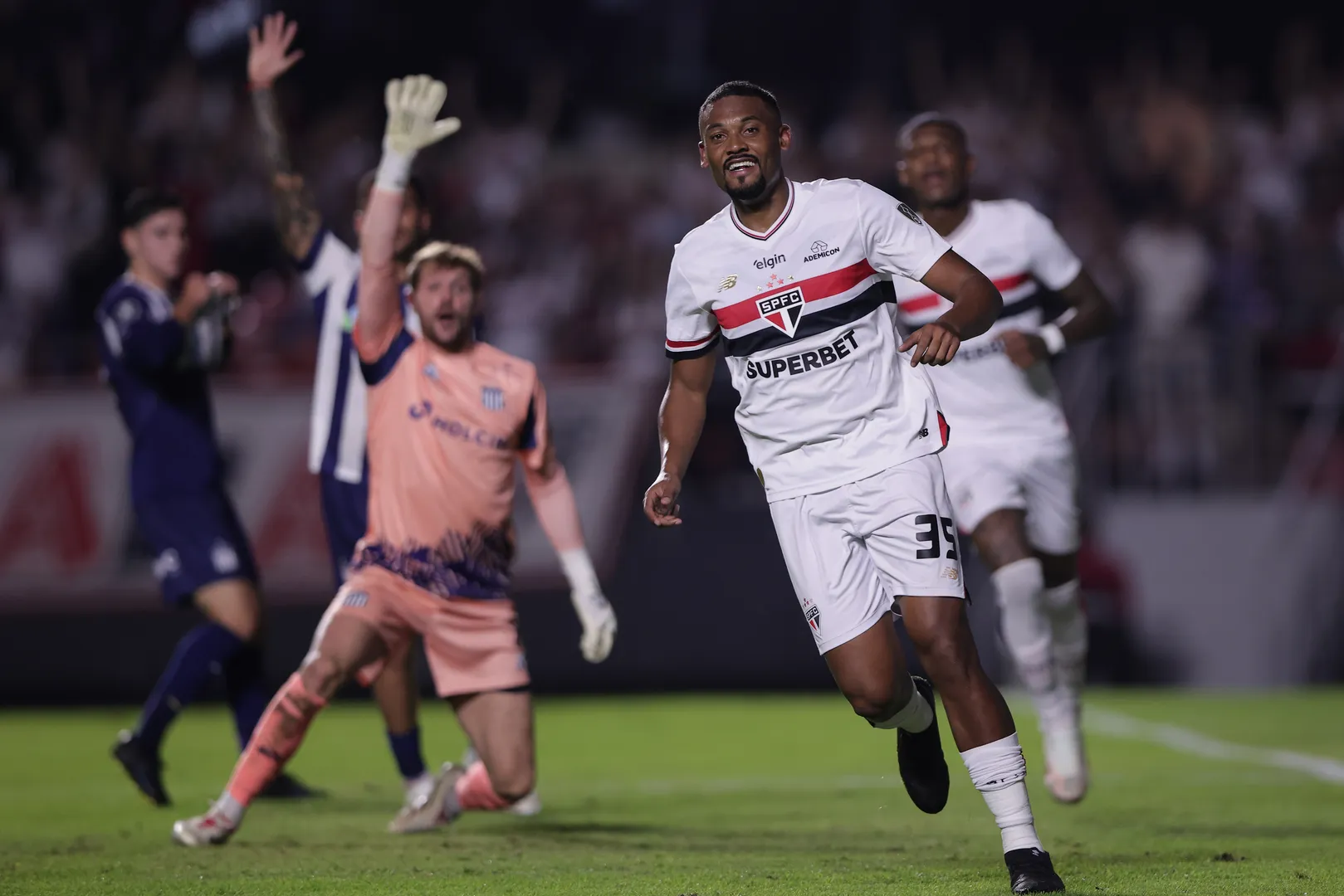 Sabino marcou o gol que abriu o placar no MorumBIS