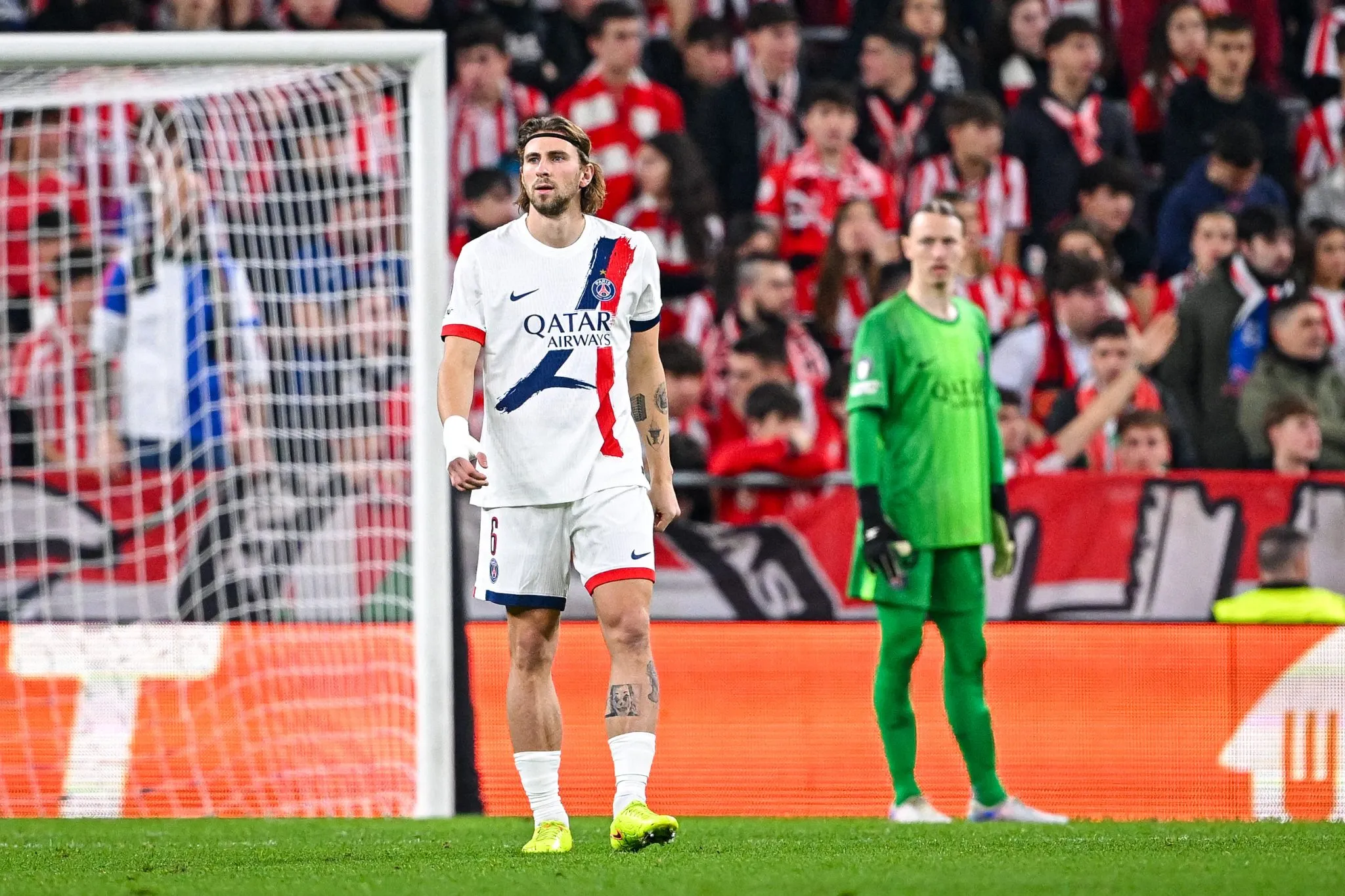 Zabarnyi e Safonov durante jogo do PSG 