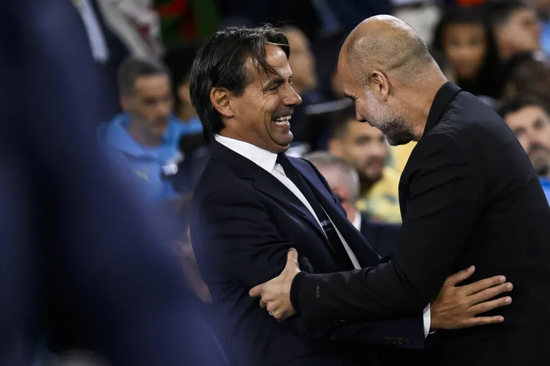 Os t&eacute;cnicos Inzaghi e Guardiola se cumprimentam durante jogo entre Internazional e Manchester City 