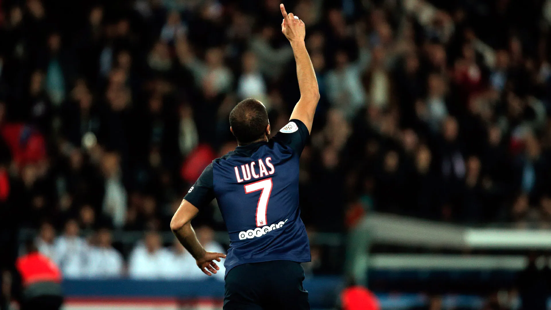 Lucas comemora: ele foi bem na goleada do PSG sobre o Toulouse (AP Photo/Thibault Camus)