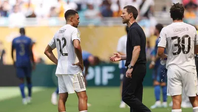 Arnold &eacute; sincero sobre mudan&ccedil;a de posi&ccedil;&atilde;o e se impressiona com Xabi: &lsquo;Poderia jogar se quisesse&rsquo;